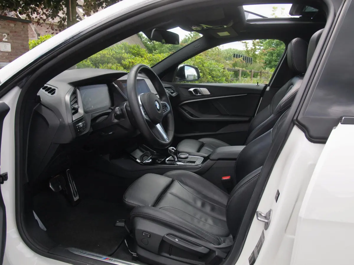 218i High Executive Edition | M-Performance Pakket | Panoramadak | Camera | Trekhaak | Sfeerverlichting | Apple Carplay |