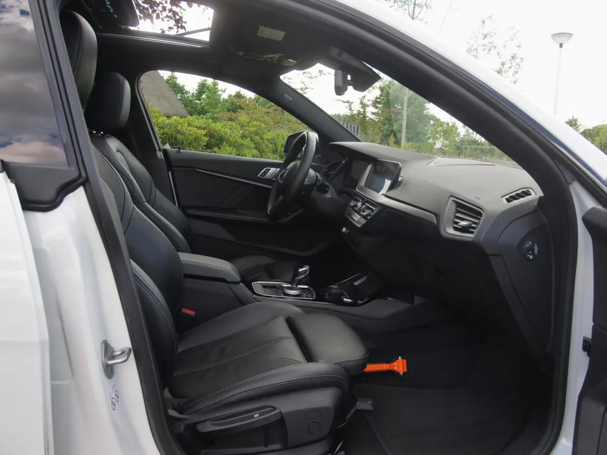 218i High Executive Edition | M-Performance Pakket | Panoramadak | Camera | Trekhaak | Sfeerverlichting | Apple Carplay |