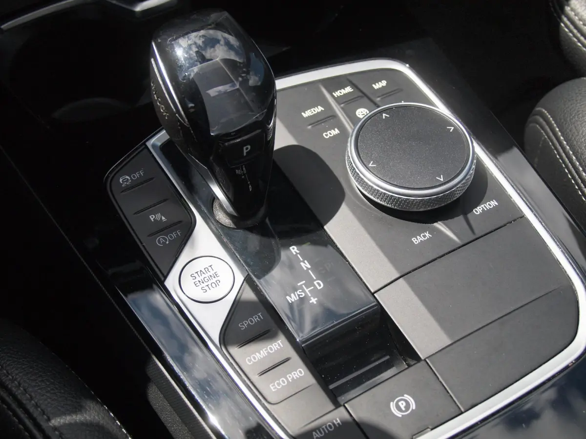 218i High Executive Edition | M-Performance Pakket | Panoramadak | Camera | Trekhaak | Sfeerverlichting | Apple Carplay |