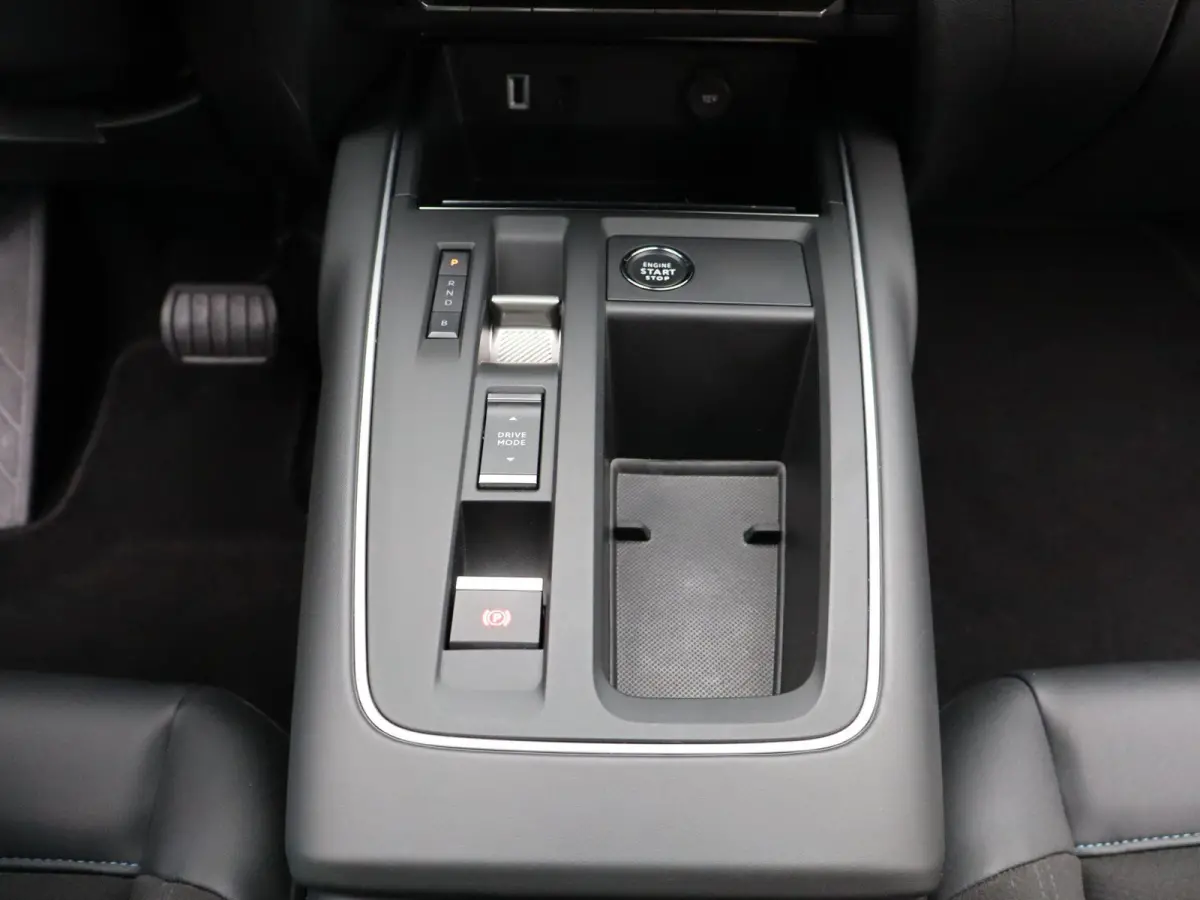 Hybrid 225 e-EAT8 Feel | NAVIGATIE | HALF-LEDER | PARKEERSENSOREN | PARKEERSENSOREN