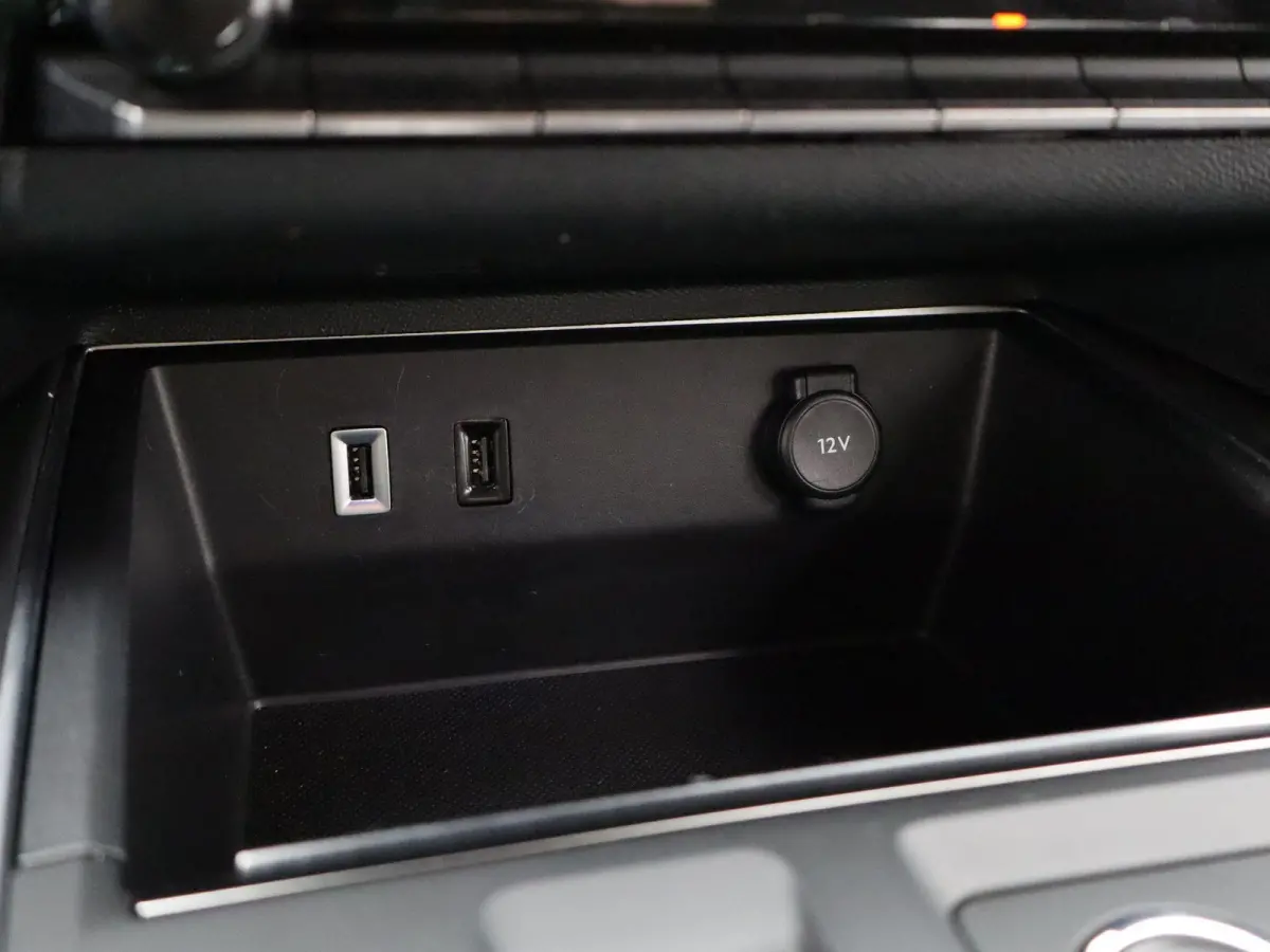 Hybrid 225 e-EAT8 Feel | NAVIGATIE | HALF-LEDER | PARKEERSENSOREN | PARKEERSENSOREN