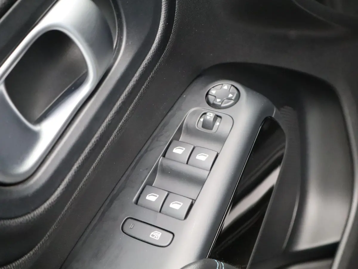 Hybrid 225 e-EAT8 Feel | NAVIGATIE | HALF-LEDER | PARKEERSENSOREN | PARKEERSENSOREN