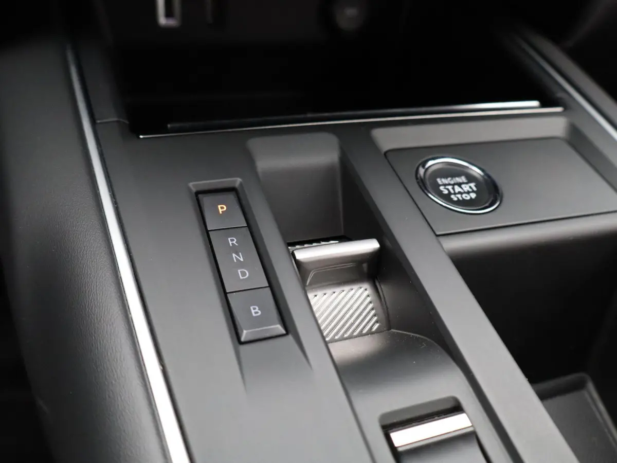Hybrid 225 e-EAT8 Feel | NAVIGATIE | HALF-LEDER | PARKEERSENSOREN | PARKEERSENSOREN