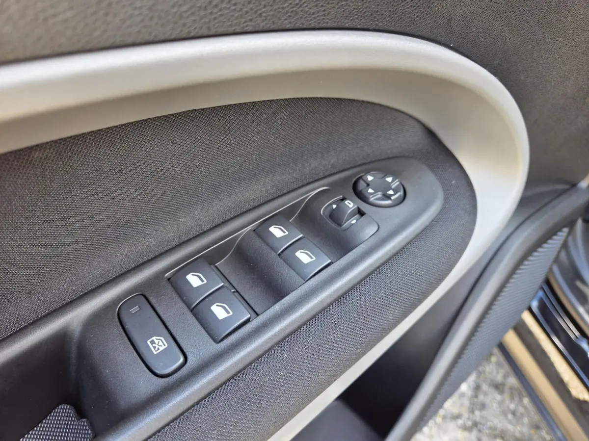 1.2 e-Hybrid Longitude | 2025 | Automaat | Carplay / Cruise / Winterpack