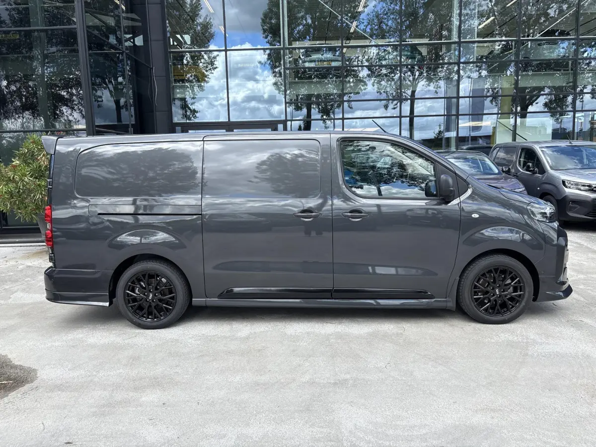 L3 75 kWh | STX Sport | Lederen bekleding | Spoilerpakket | 18 inch Lichtmetalen velgen | Dynamic NAV Pakket | Winterpakket | Comfort Pakket | betimmering | 2x schuifdeur | Mooiste bus van N