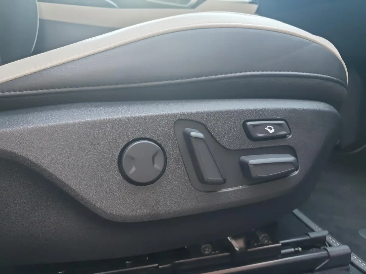 GT-Line AWD 77.4 kWh | Schuifdak | Rondom Camera | Stoel verwarming en ventilatie | Elektrisch bedienbare voorstoelen | Meridian audio