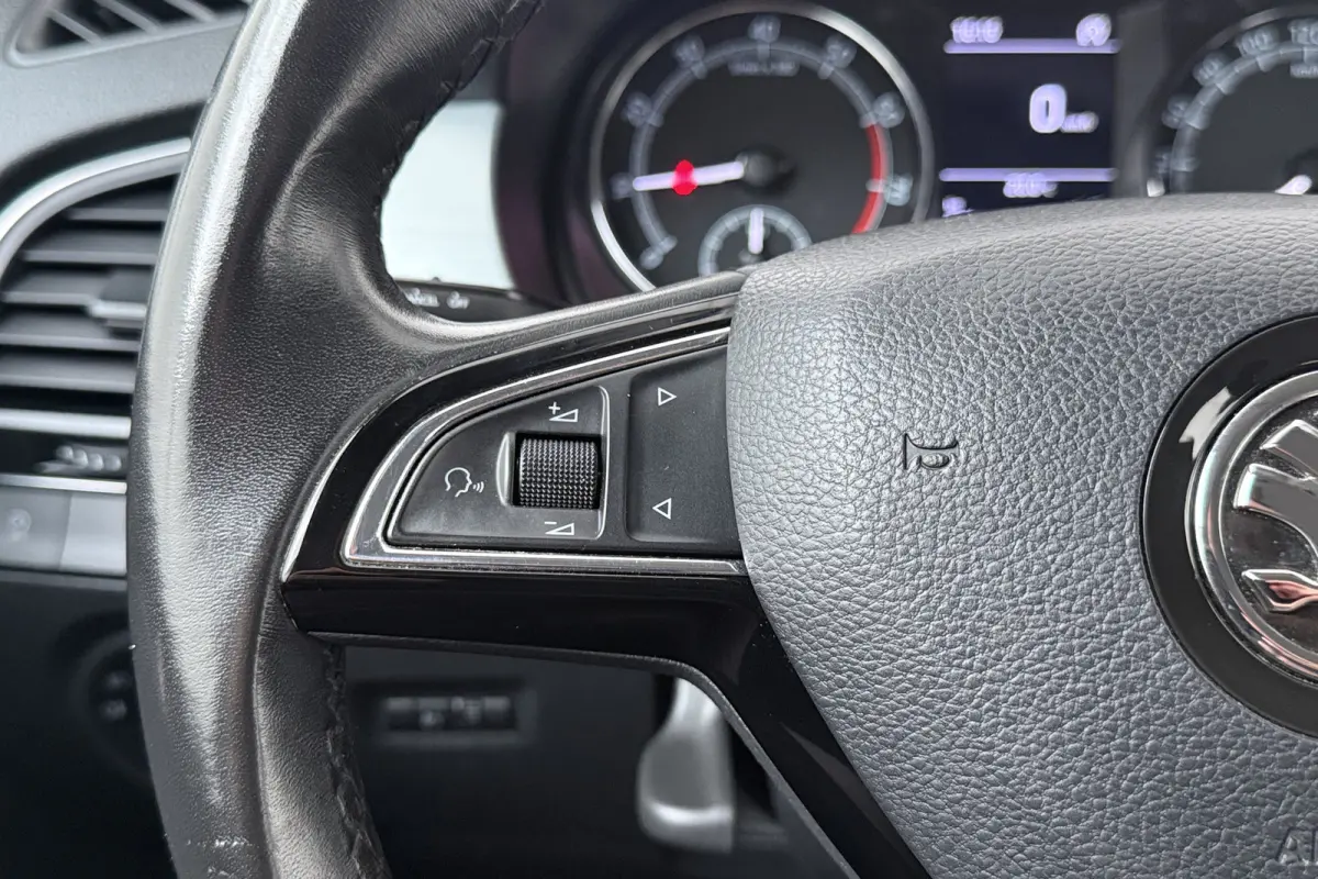 1.0 96 PK TSI Business Carplay Navi Cruise Park.sens LED