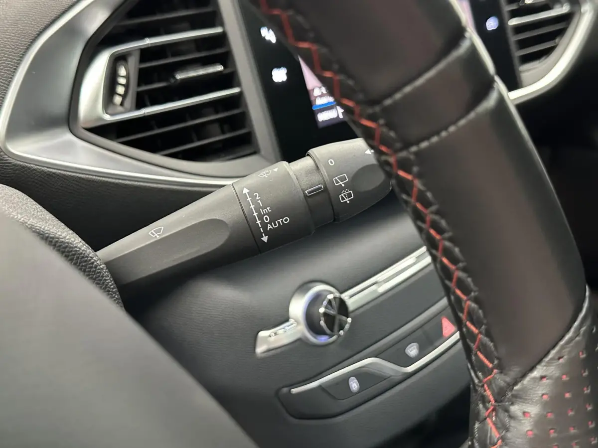 1.2 PureTech GT-Line Avantage PANO CAMERA CARPLAY ECC CRUISE.