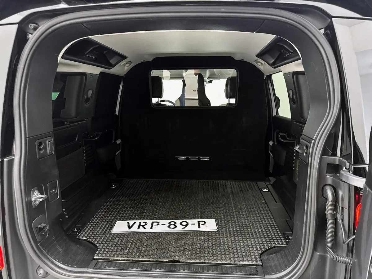 2.0 D200 SE Meridian audio 360 Camera Design pack Memory seats Grijs kenteken Trekhaak