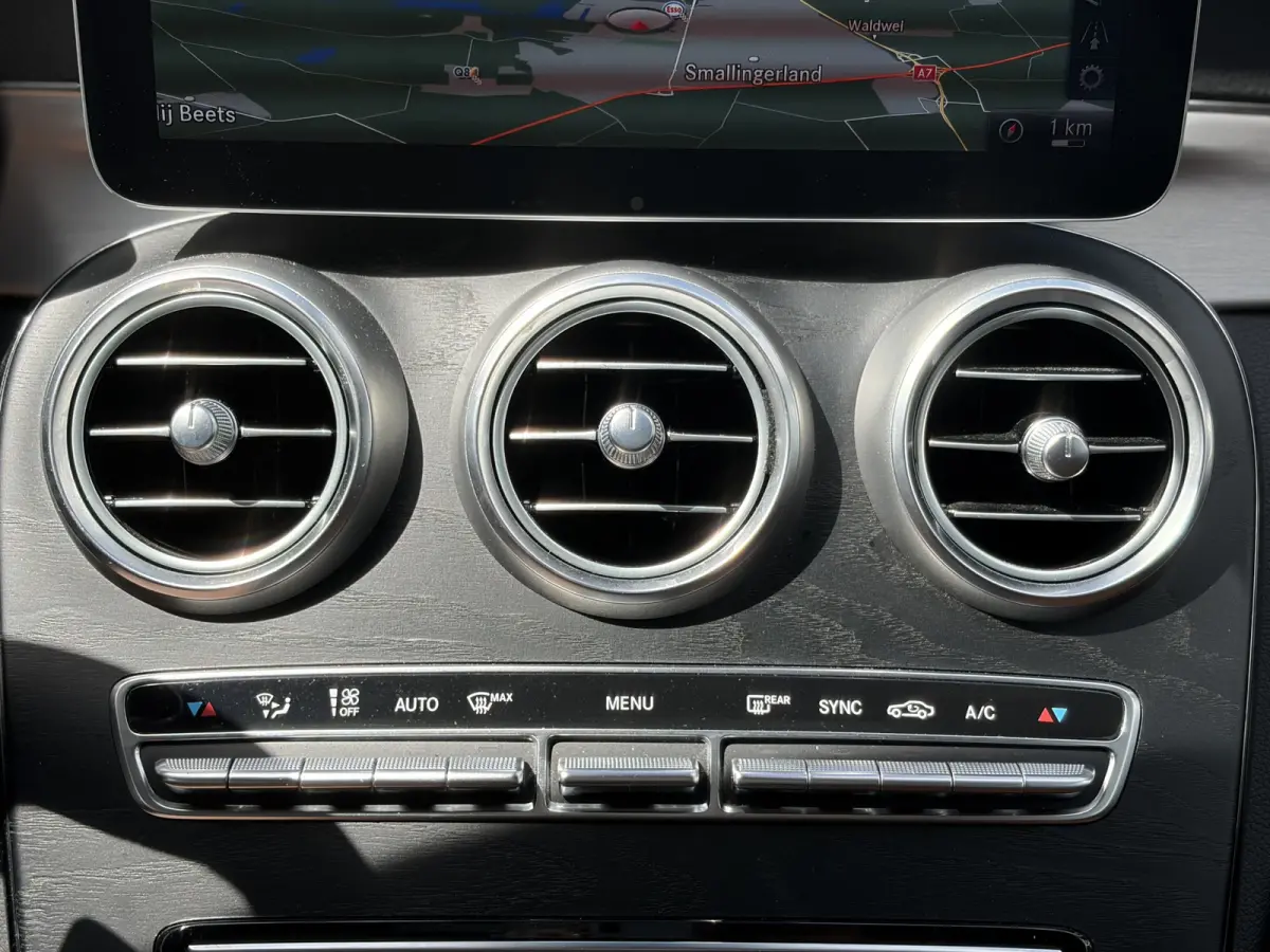 180 Business Solution AMG 156pk | Virtual Cockpit | Achteruitrijcamera | Bluetooth | Cruise control adaptief met stop&go en stuurhulp | DAB | Elektrisch glazen panorama-dak | Matrix led kopl