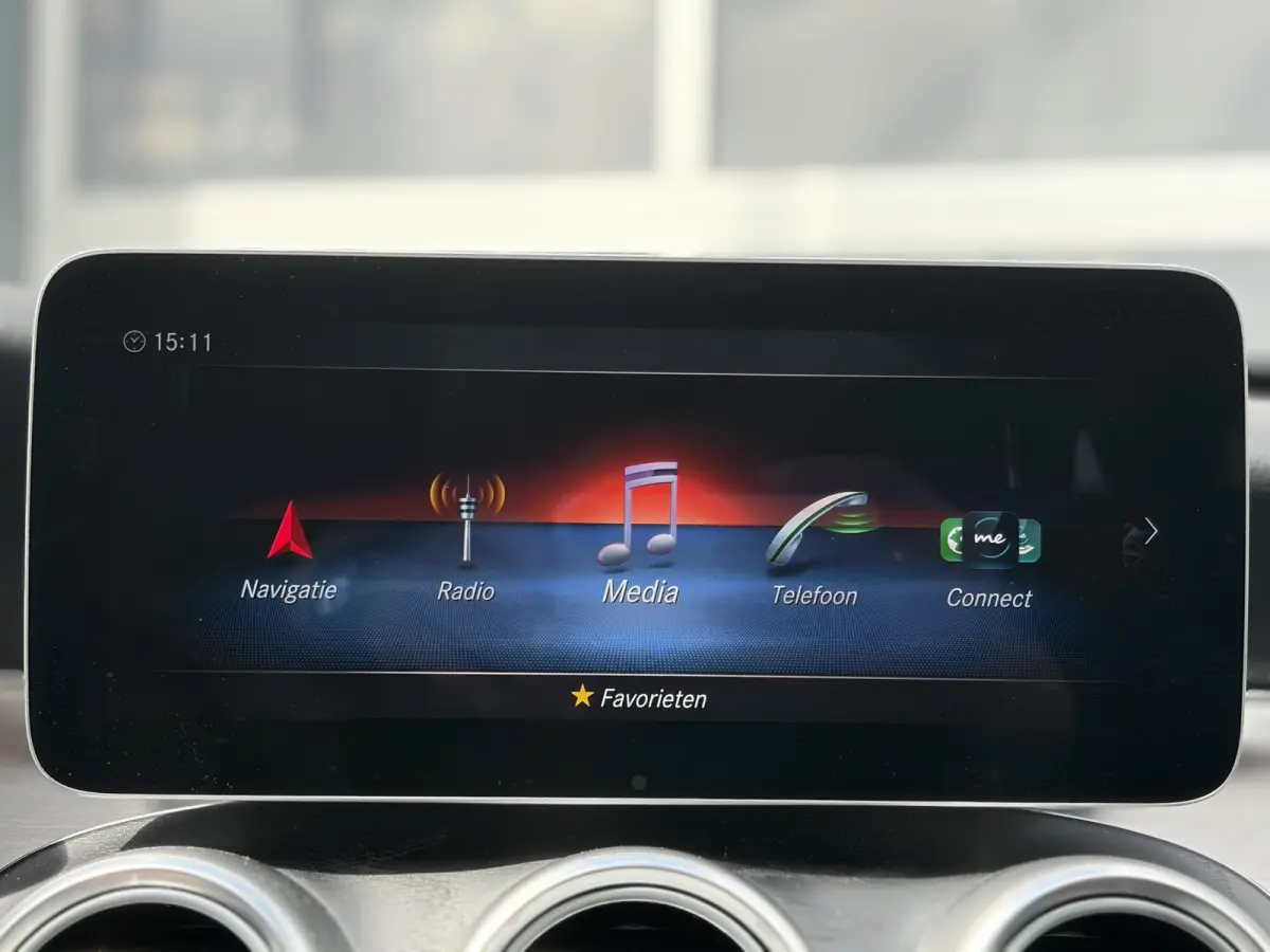 180 Business Solution AMG 156pk | Virtual Cockpit | Achteruitrijcamera | Bluetooth | Cruise control adaptief met stop&go en stuurhulp | DAB | Elektrisch glazen panorama-dak | Matrix led kopl