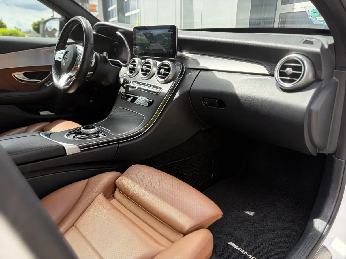180 Business Solution AMG 156pk | Virtual Cockpit | Achteruitrijcamera | Bluetooth | Cruise control adaptief met stop&go en stuurhulp | DAB | Elektrisch glazen panorama-dak | Matrix led kopl