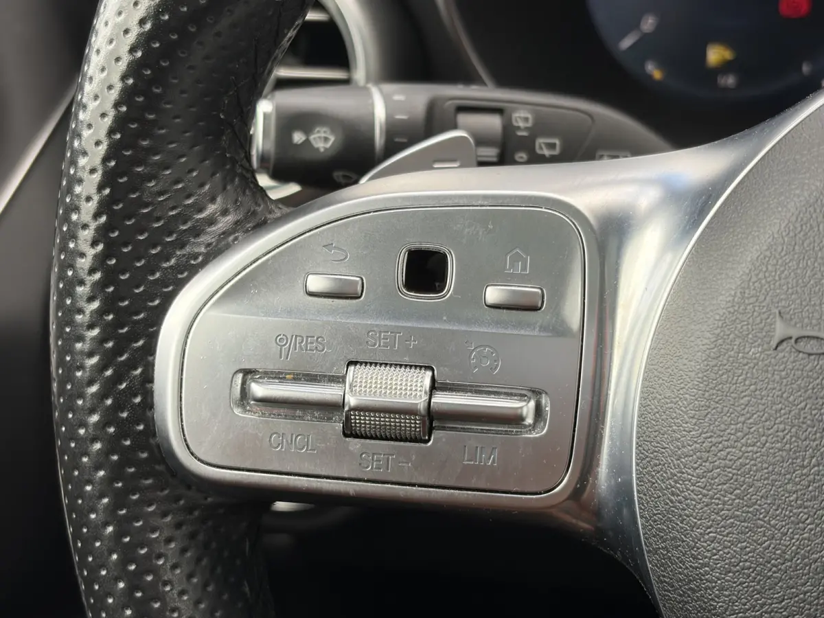 180 Business Solution AMG 156pk | Virtual Cockpit | Achteruitrijcamera | Bluetooth | Cruise control adaptief met stop&go en stuurhulp | DAB | Elektrisch glazen panorama-dak | Matrix led kopl