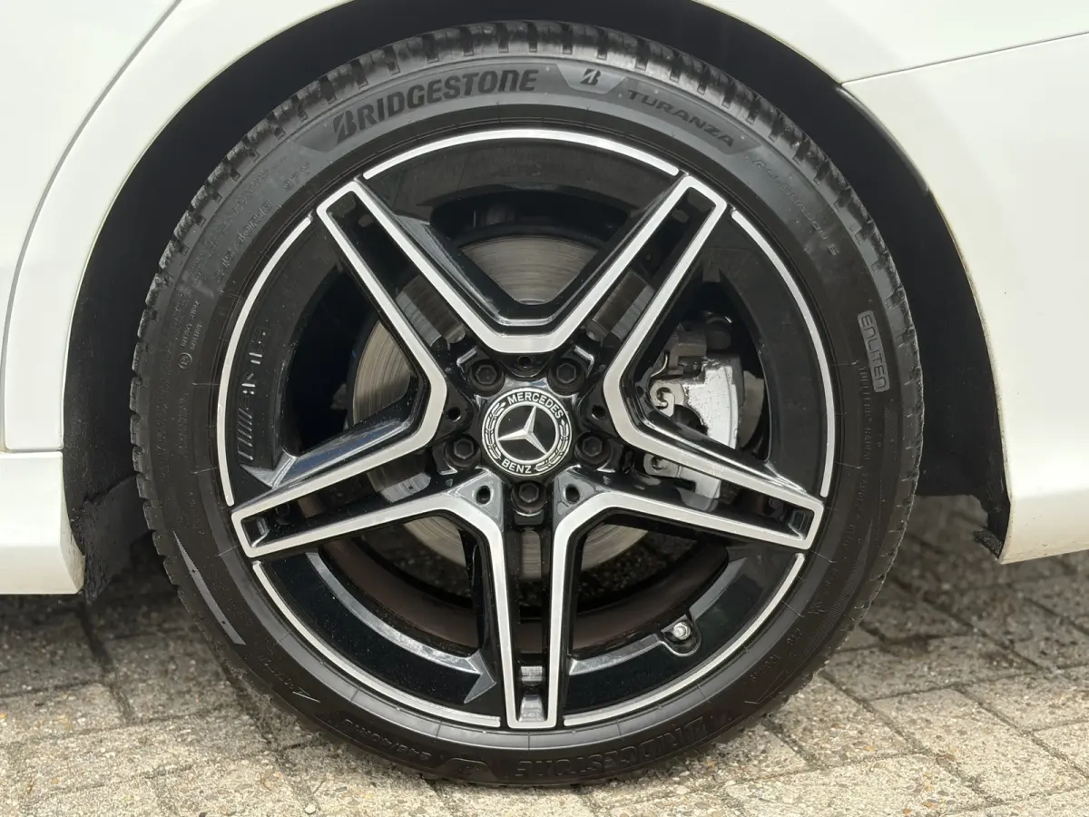 180 Business Solution AMG 156pk | Virtual Cockpit | Achteruitrijcamera | Bluetooth | Cruise control adaptief met stop&go en stuurhulp | DAB | Elektrisch glazen panorama-dak | Matrix led kopl