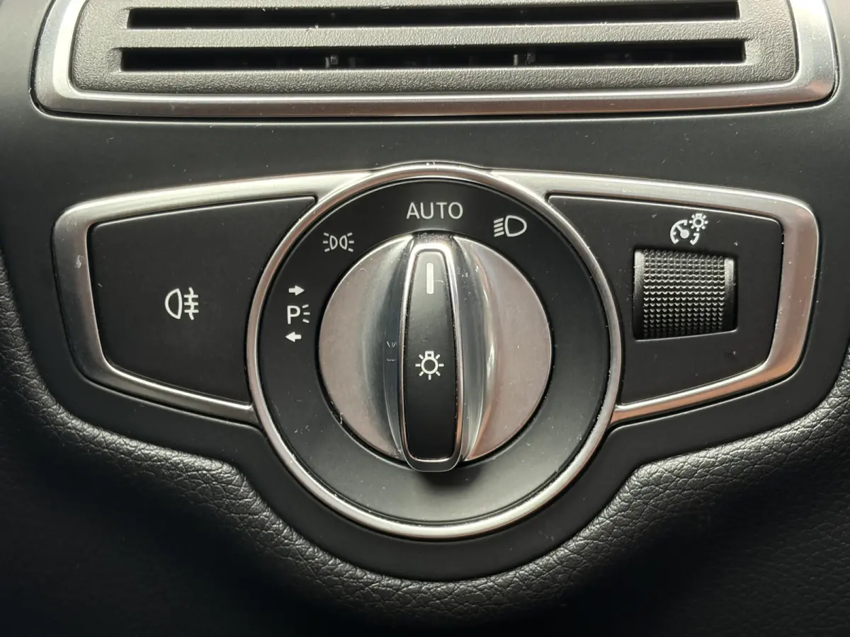 180 Business Solution AMG 156pk | Virtual Cockpit | Achteruitrijcamera | Bluetooth | Cruise control adaptief met stop&go en stuurhulp | DAB | Elektrisch glazen panorama-dak | Matrix led kopl
