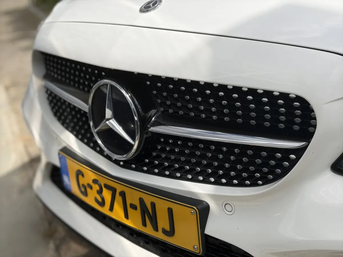 180 Business Solution AMG 156pk | Virtual Cockpit | Achteruitrijcamera | Bluetooth | Cruise control adaptief met stop&go en stuurhulp | DAB | Elektrisch glazen panorama-dak | Matrix led kopl