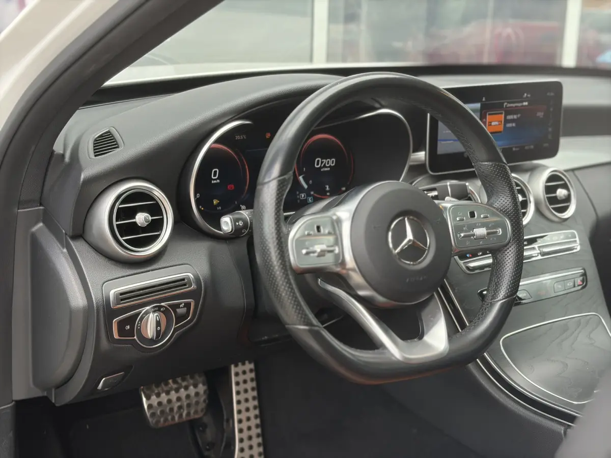 180 Business Solution AMG 156pk | Virtual Cockpit | Achteruitrijcamera | Bluetooth | Cruise control adaptief met stop&go en stuurhulp | DAB | Elektrisch glazen panorama-dak | Matrix led kopl