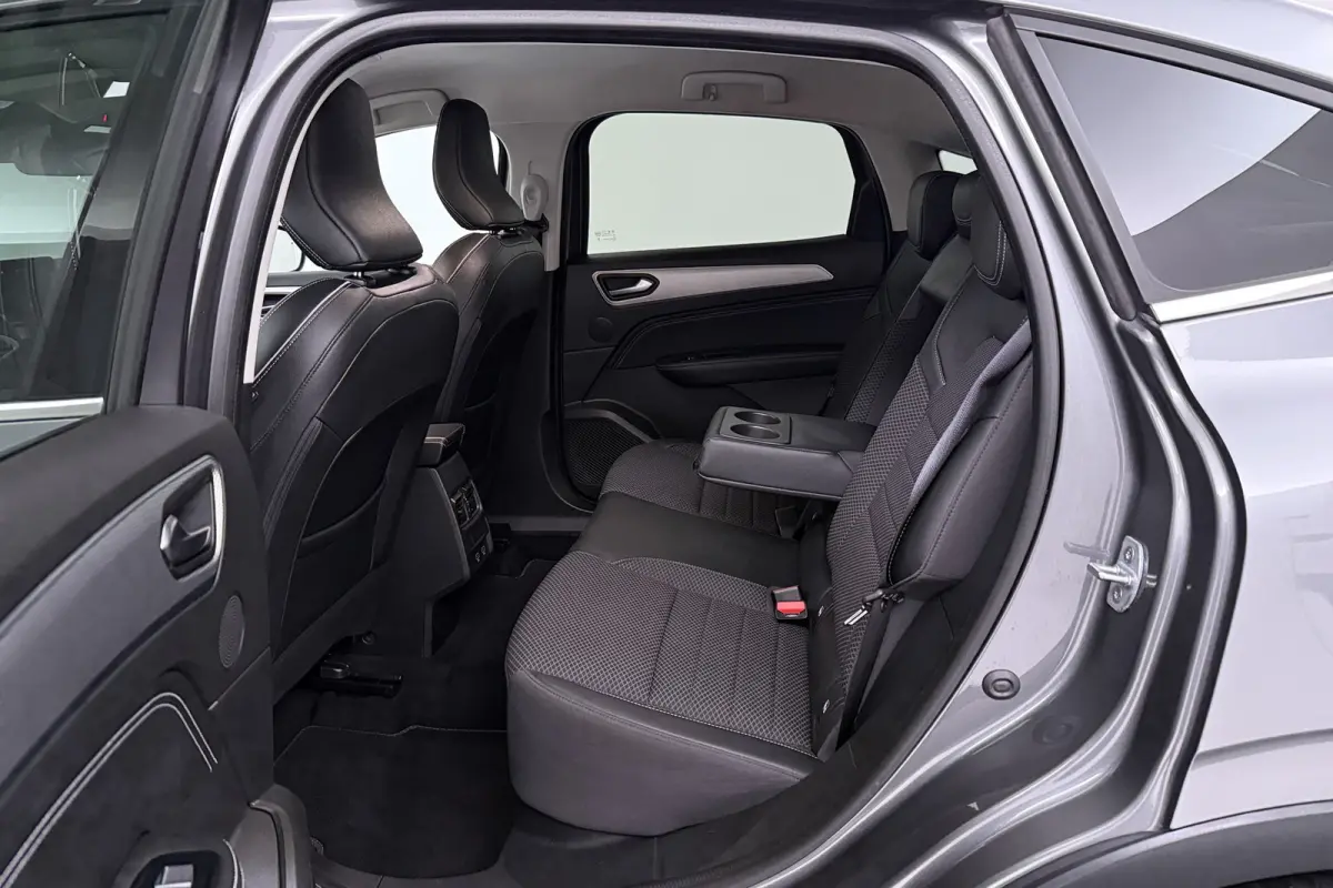 1.6 E-Tech Hybrid 145 Intens (SFEERVERLICHTING, CRUISE ADAPTIEF, ACHTERUITRIJCAMERA, PARKEERSENSOREN)