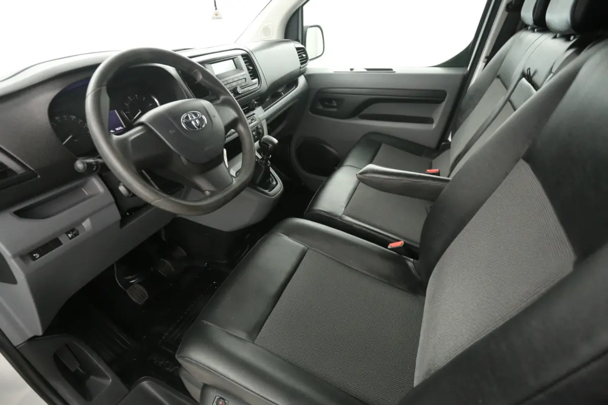 2.0 D-4D L3H1 | Airco | Cruise | 3 Zits | Parkeersens.