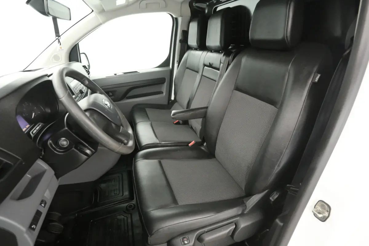 2.0 D-4D L3H1 | Airco | Cruise | 3 Zits | Parkeersens.