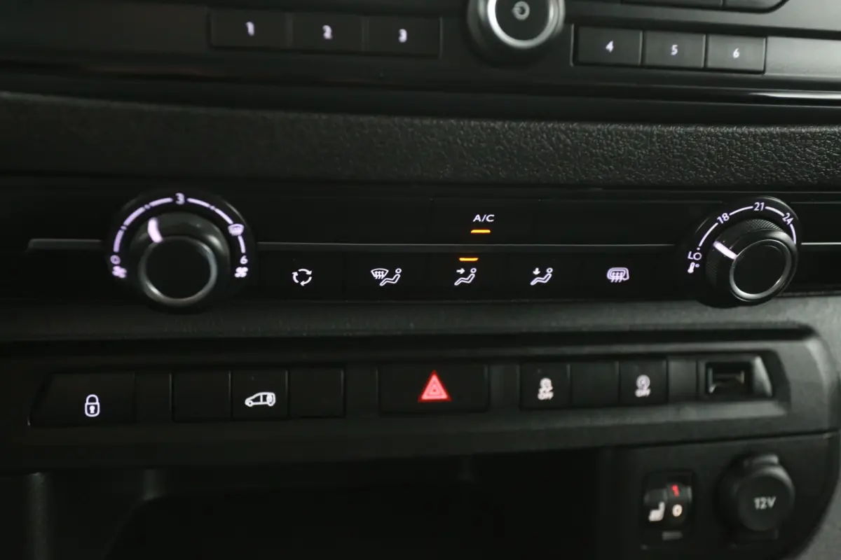 2.0 D-4D L3H1 | Airco | Cruise | 3 Zits | Parkeersens.