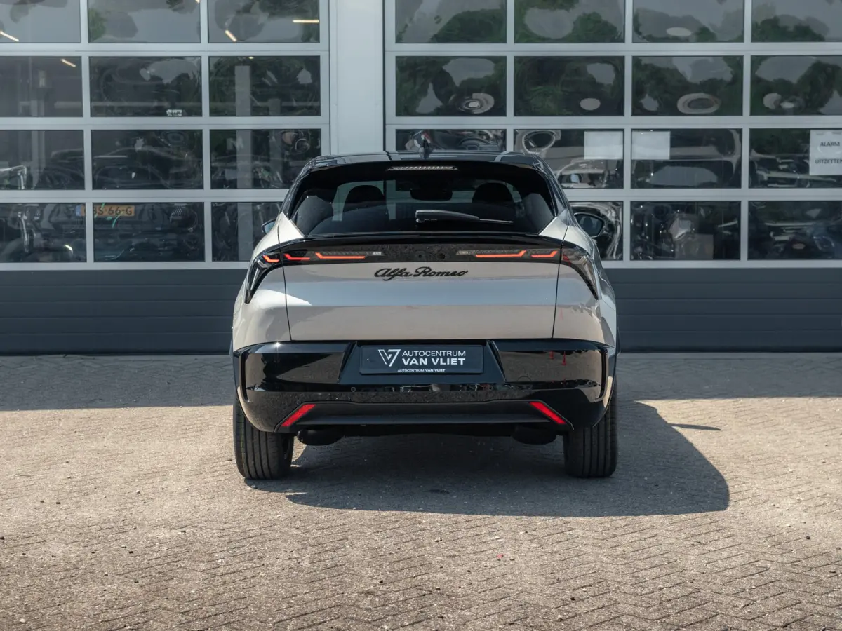 Elettrica Ti 54 kWh | Clima | Adapt. Cruise | Keyless | Handsfree A-Klep | PDC rondom | Pack Techno | Warmtepomp | Bicolore