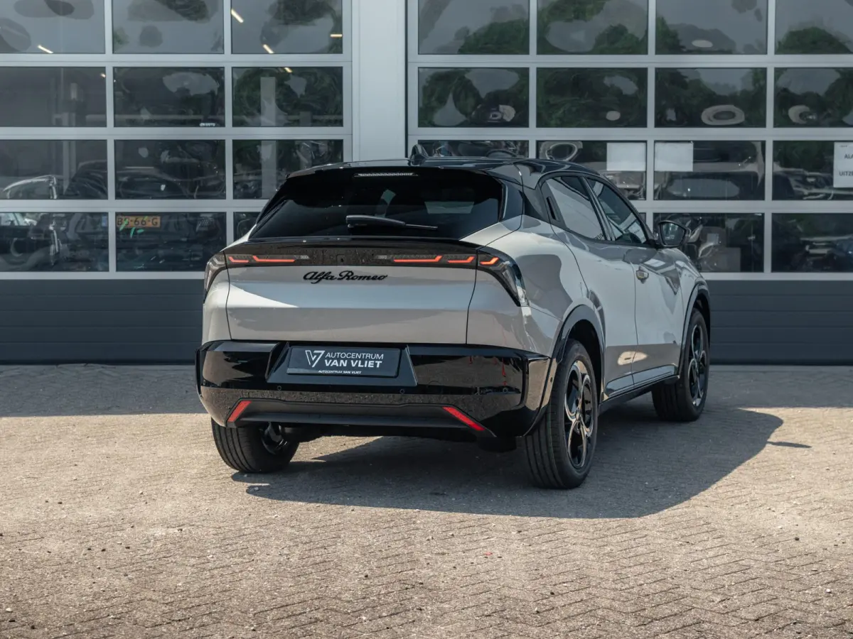 Elettrica Ti 54 kWh | Clima | Adapt. Cruise | Keyless | Handsfree A-Klep | PDC rondom | Pack Techno | Warmtepomp | Bicolore