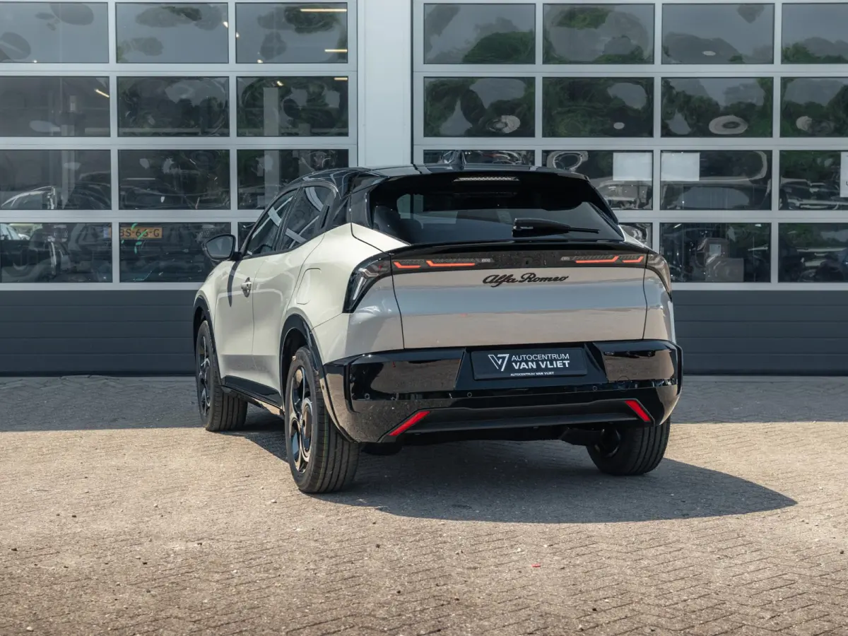 Elettrica Ti 54 kWh | Clima | Adapt. Cruise | Keyless | Handsfree A-Klep | PDC rondom | Pack Techno | Warmtepomp | Bicolore
