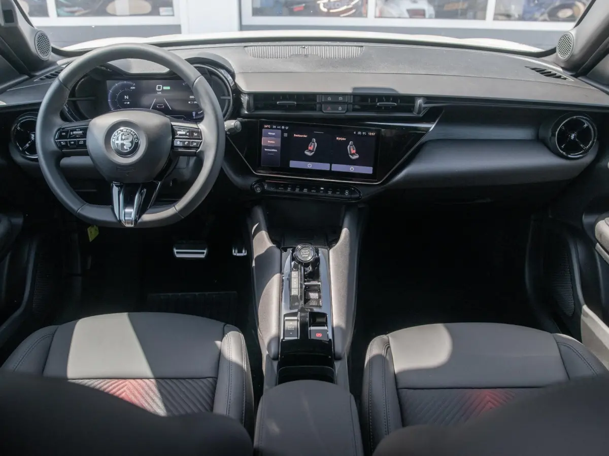 Elettrica Ti 54 kWh | Clima | Adapt. Cruise | Keyless | Handsfree A-Klep | PDC rondom | Pack Techno | Warmtepomp | Bicolore