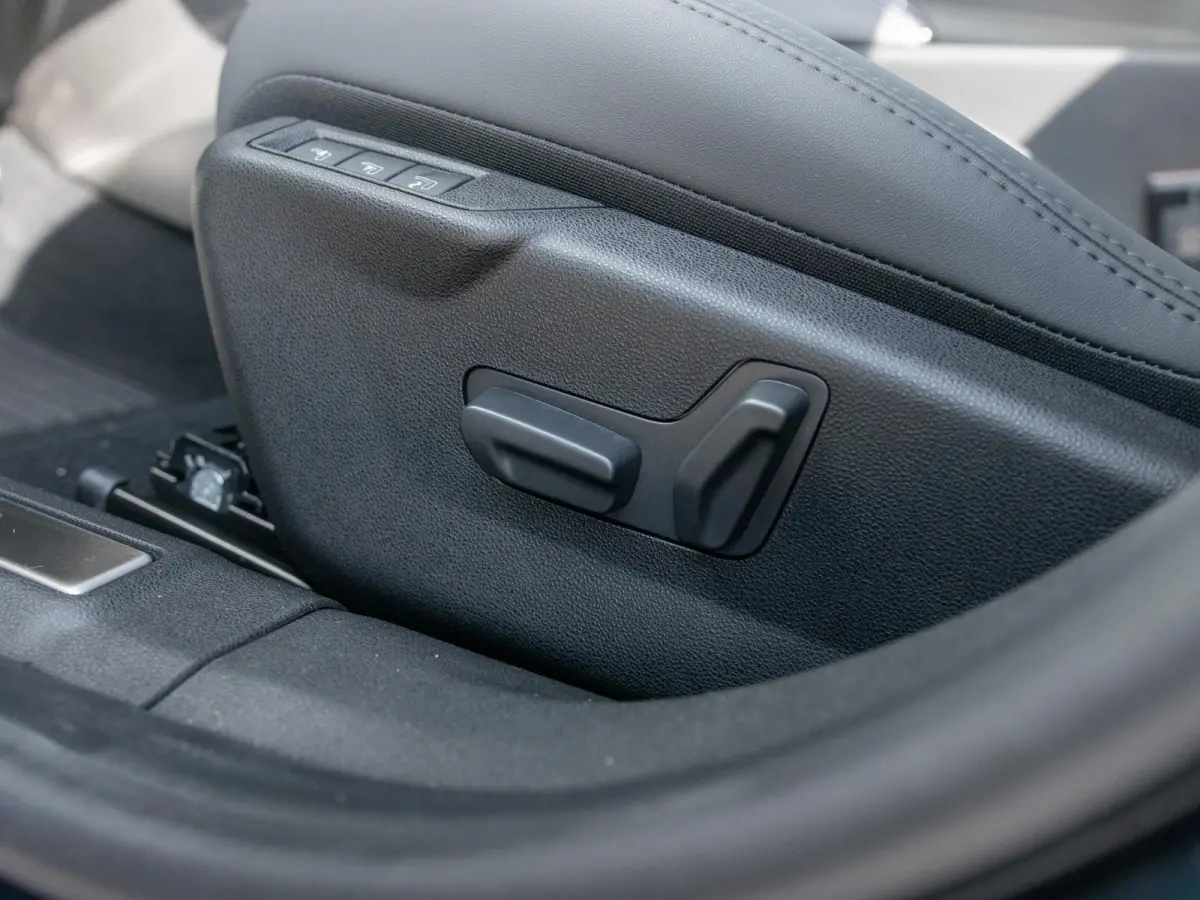 Elettrica Ti 54 kWh | Clima | Adapt. Cruise | Keyless | Handsfree A-Klep | PDC rondom | Pack Techno | Warmtepomp | Bicolore