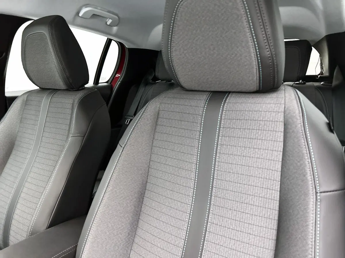 Allure Pack 100pk Automaat | Lage kilometerstand! | Navigatie | Achteruitrijcamera | 3D Cockpit | Climate Control | Cruise Control | Parkeersensoren | Keyless start | Apple Carplay / Android