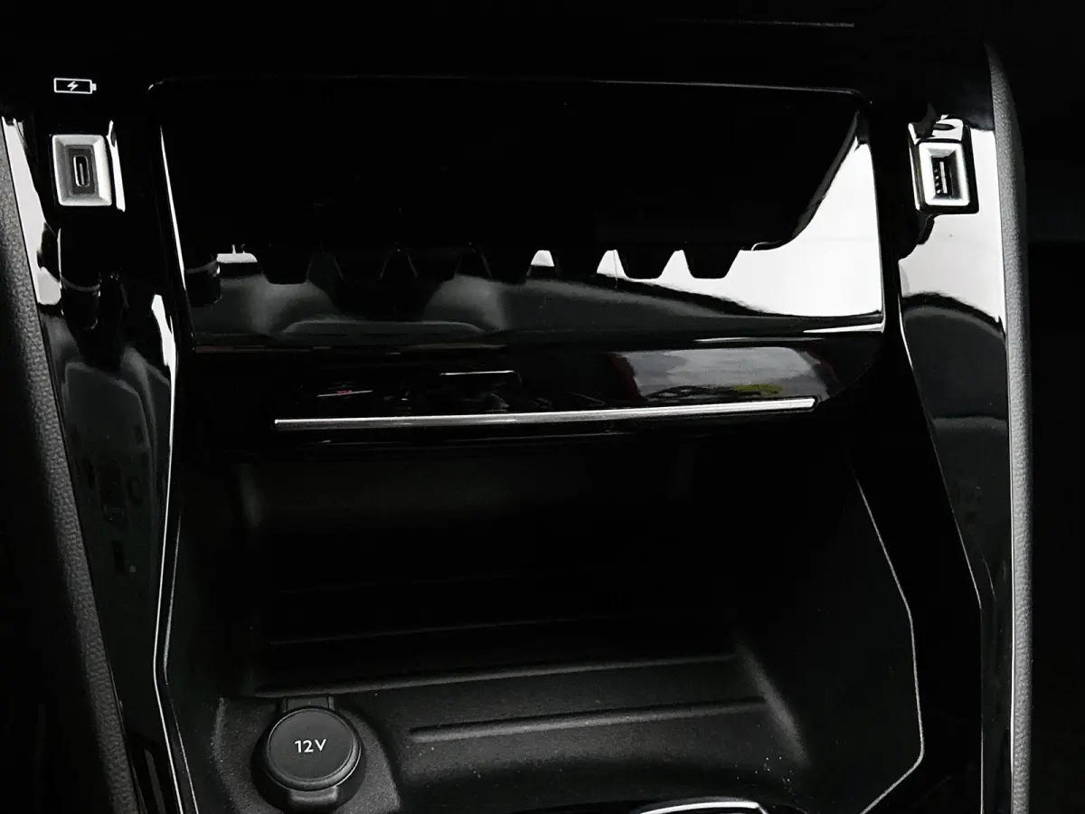 Allure Pack 100pk Automaat | Lage kilometerstand! | Navigatie | Achteruitrijcamera | 3D Cockpit | Climate Control | Cruise Control | Parkeersensoren | Keyless start | Apple Carplay / Android
