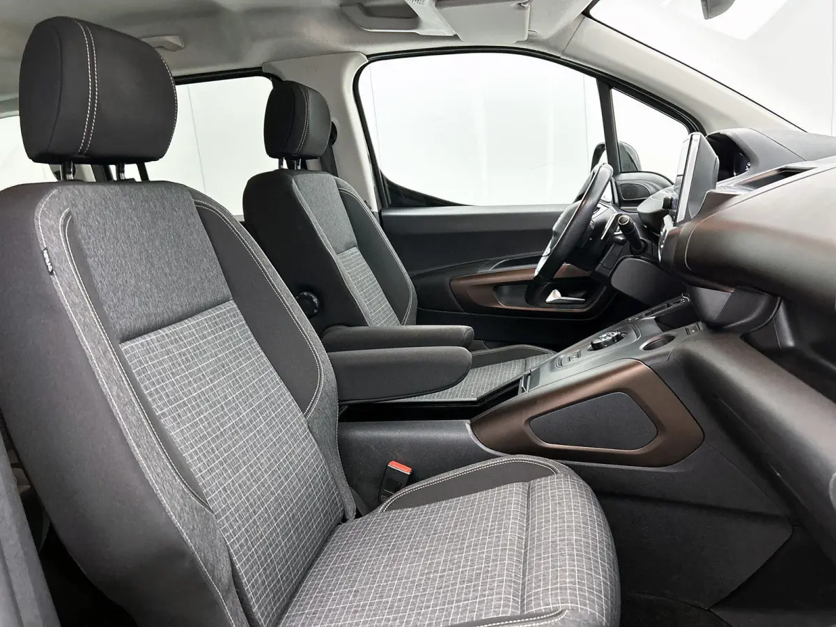 GT 130pk Automaat | Navigatie via Apple Carplay / Android Auto | Achteruitrijcamera | Climate Control | Cruise Control | Parkeersensoren v+a | Dodehoeksensor | Keyless | Elektrisch inklapbar