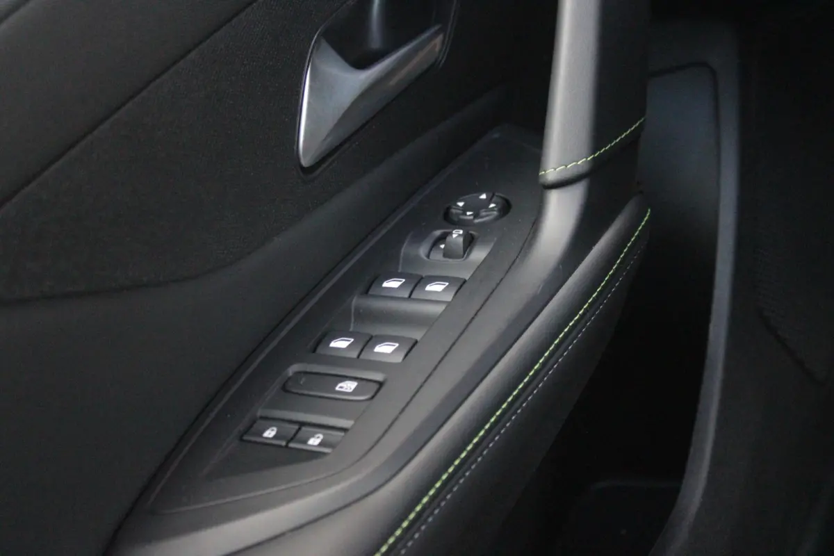 1.2 Hybrid 145PK AUTOMAAT GT | 360° CAMERA | DODEHOEK DETECTIE | KEYLESS ENTRY/START | ADAPTIVE CRUISE CONTROL | NAVIGATIE | DRAADLOZE APPLE CARPLAY/ANDROID AUTO | PARKEERSENSOREN VOOR + AC