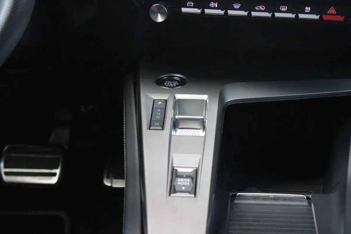 1.2 Hybrid 145PK AUTOMAAT GT | 360° CAMERA | DODEHOEK DETECTIE | KEYLESS ENTRY/START | ADAPTIVE CRUISE CONTROL | NAVIGATIE | DRAADLOZE APPLE CARPLAY/ANDROID AUTO | PARKEERSENSOREN VOOR + AC