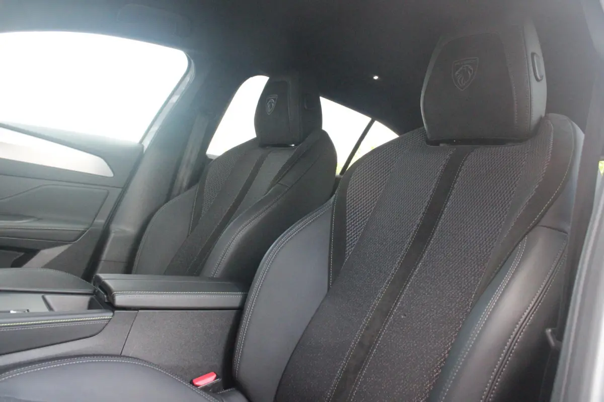 1.2 Hybrid 145PK AUTOMAAT GT | 360° CAMERA | DODEHOEK DETECTIE | KEYLESS ENTRY/START | ADAPTIVE CRUISE CONTROL | NAVIGATIE | DRAADLOZE APPLE CARPLAY/ANDROID AUTO | PARKEERSENSOREN VOOR + AC