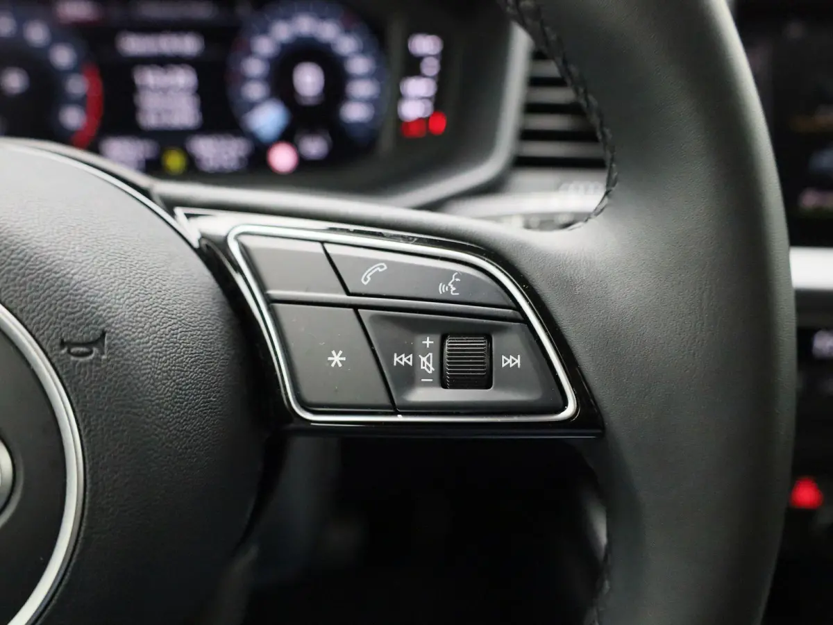 30 TFSI Advanced edition | Adaptive cruise control | Climate control | Audi smartphone interface | Stoelverwarming | Privacy glas | Parkeersensoren | Audi sound system