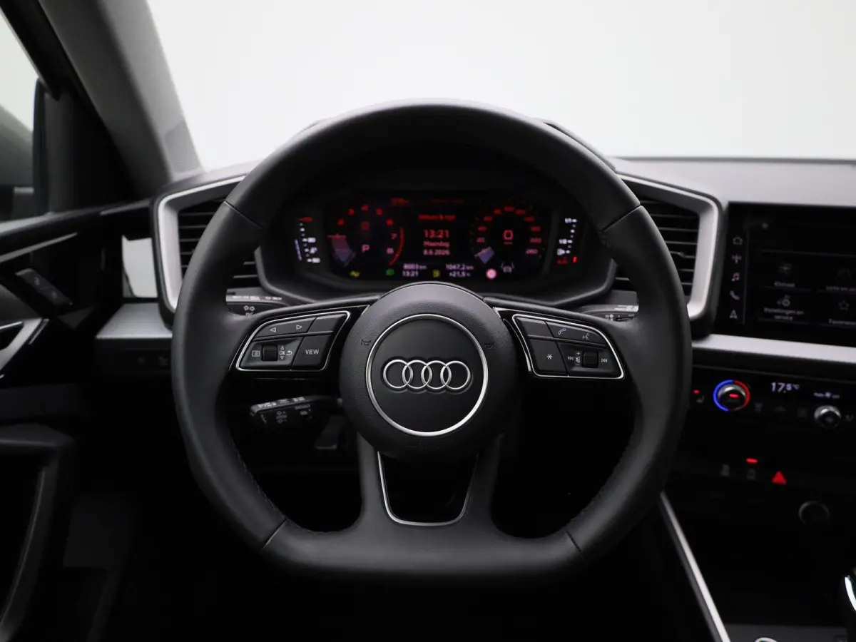 30 TFSI Advanced edition | Adaptive cruise control | Climate control | Audi smartphone interface | Stoelverwarming | Privacy glas | Parkeersensoren | Audi sound system