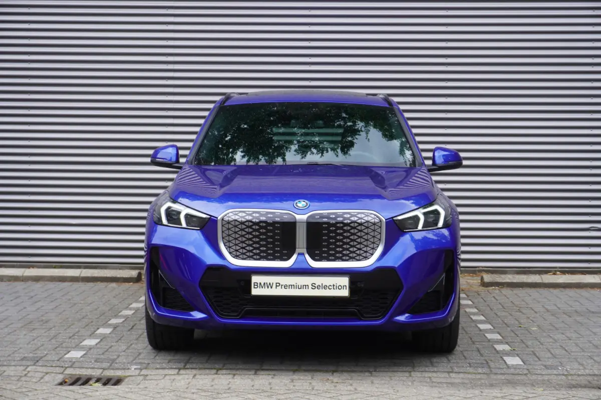 eDrive20 M Sportpakket | Premium Pack | Trekhaak met elektrisch wegklapbare kogel | Glazen panoramadak | Harman-Kardon sound system | Comfort Access |
