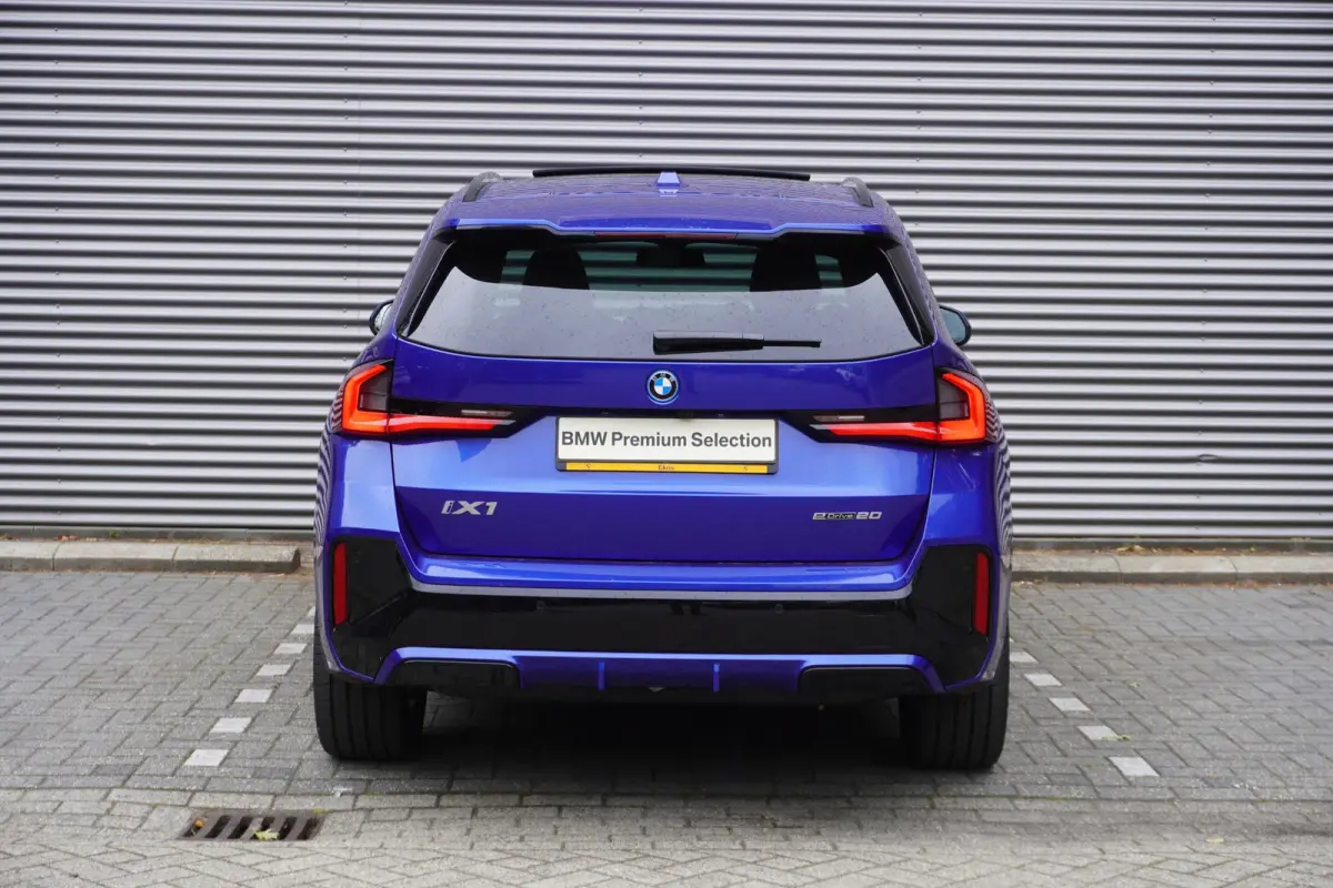 eDrive20 M Sportpakket | Premium Pack | Trekhaak met elektrisch wegklapbare kogel | Glazen panoramadak | Harman-Kardon sound system | Comfort Access |