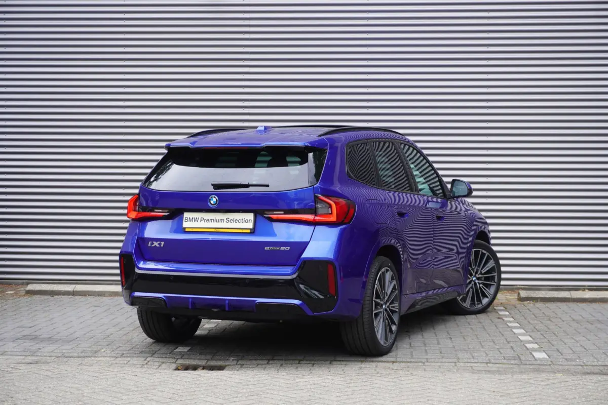 eDrive20 M Sportpakket | Premium Pack | Trekhaak met elektrisch wegklapbare kogel | Glazen panoramadak | Harman-Kardon sound system | Comfort Access |