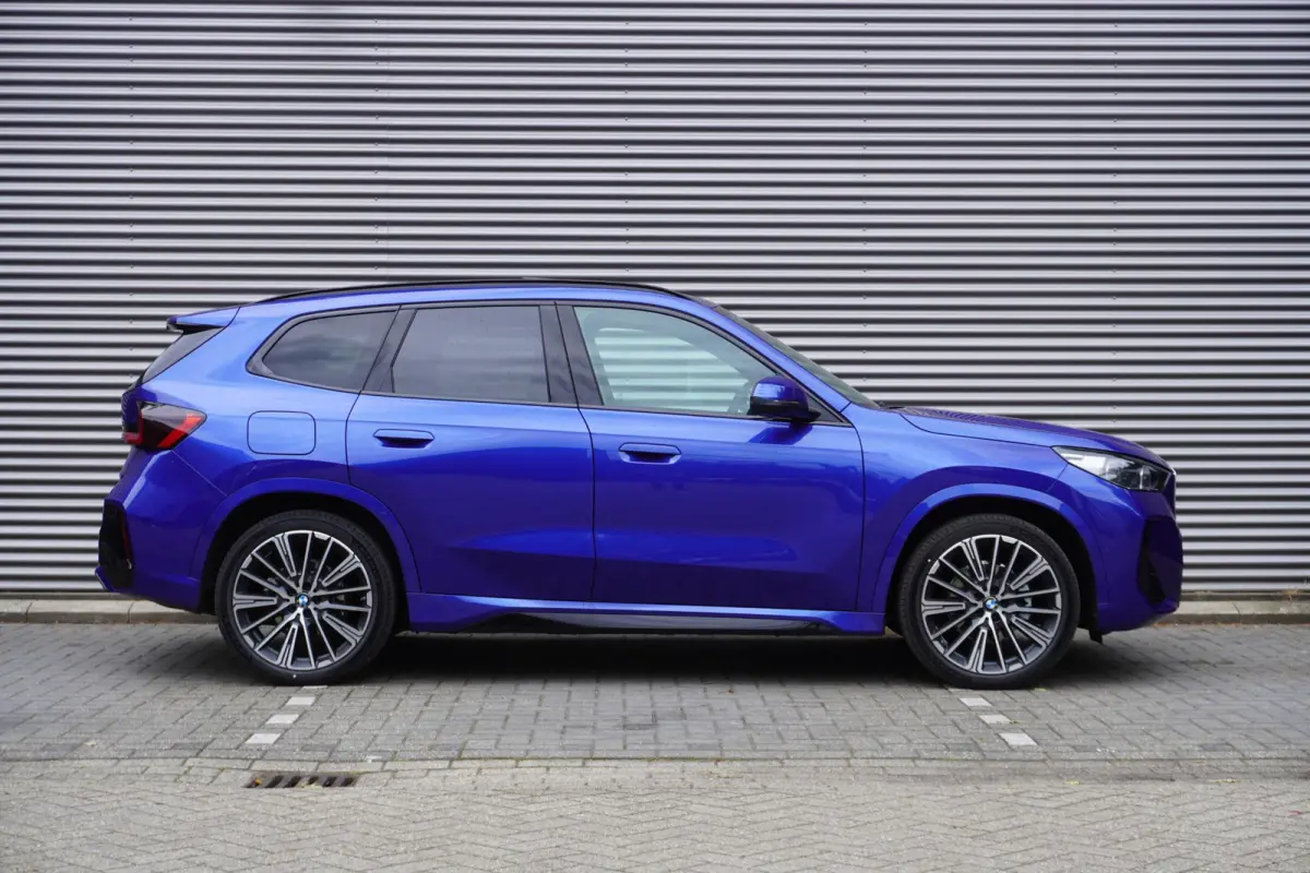 eDrive20 M Sportpakket | Premium Pack | Trekhaak met elektrisch wegklapbare kogel | Glazen panoramadak | Harman-Kardon sound system | Comfort Access |