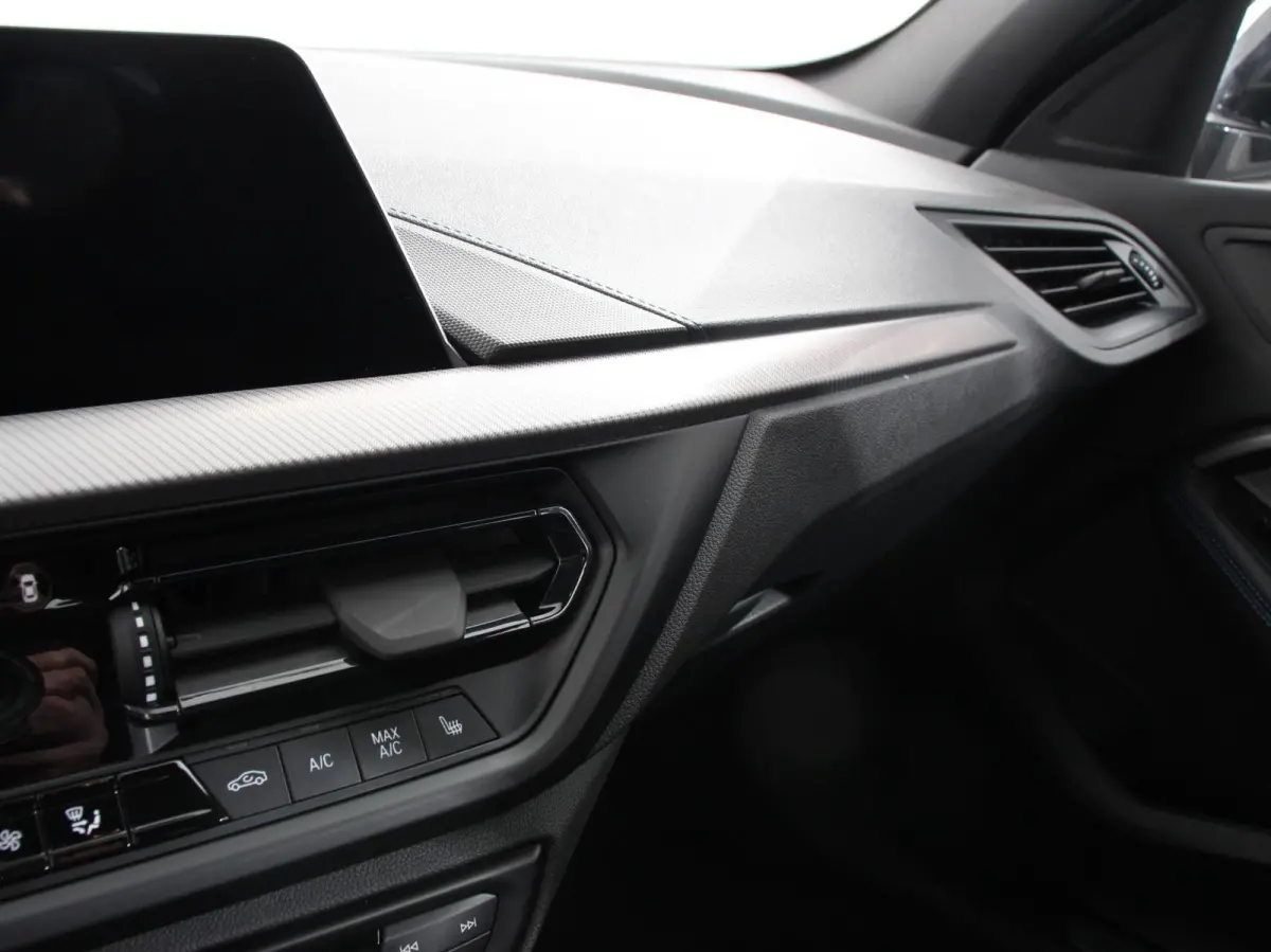118i M-Sport Automaat Digitale Cockpit  Climate control  Stoel verwarming  LED  Sfeer verlichting  Lichtmetalen velgen  Navigatie  Apple carplay/ Android auto  Parkeersensoren