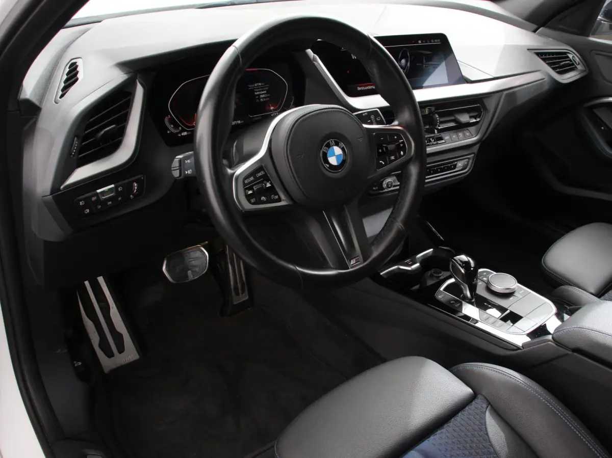 118i M-Sport Automaat Digitale Cockpit  Climate control  Stoel verwarming  LED  Sfeer verlichting  Lichtmetalen velgen  Navigatie  Apple carplay/ Android auto  Parkeersensoren