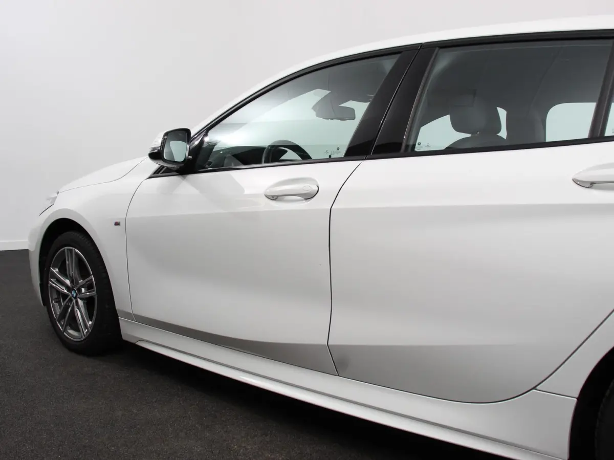 118i M-Sport Automaat Digitale Cockpit  Climate control  Stoel verwarming  LED  Sfeer verlichting  Lichtmetalen velgen  Navigatie  Apple carplay/ Android auto  Parkeersensoren