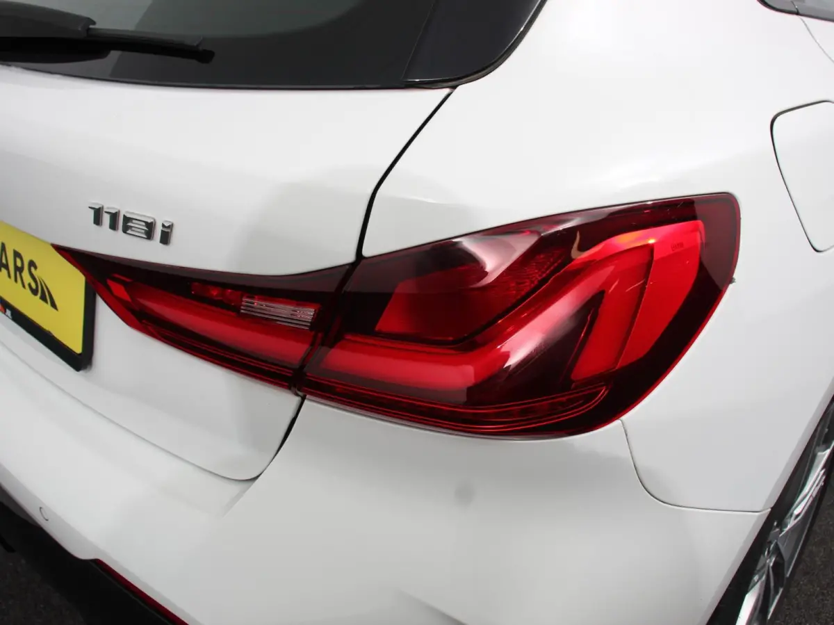 118i M-Sport Automaat Digitale Cockpit  Climate control  Stoel verwarming  LED  Sfeer verlichting  Lichtmetalen velgen  Navigatie  Apple carplay/ Android auto  Parkeersensoren