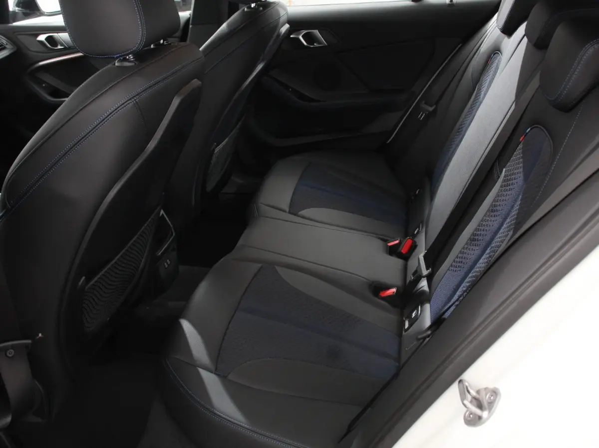 118i M-Sport Automaat Digitale Cockpit  Climate control  Stoel verwarming  LED  Sfeer verlichting  Lichtmetalen velgen  Navigatie  Apple carplay/ Android auto  Parkeersensoren