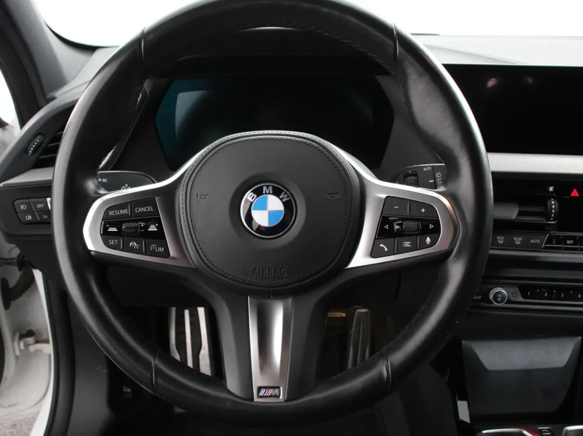 118i M-Sport Automaat Digitale Cockpit  Climate control  Stoel verwarming  LED  Sfeer verlichting  Lichtmetalen velgen  Navigatie  Apple carplay/ Android auto  Parkeersensoren