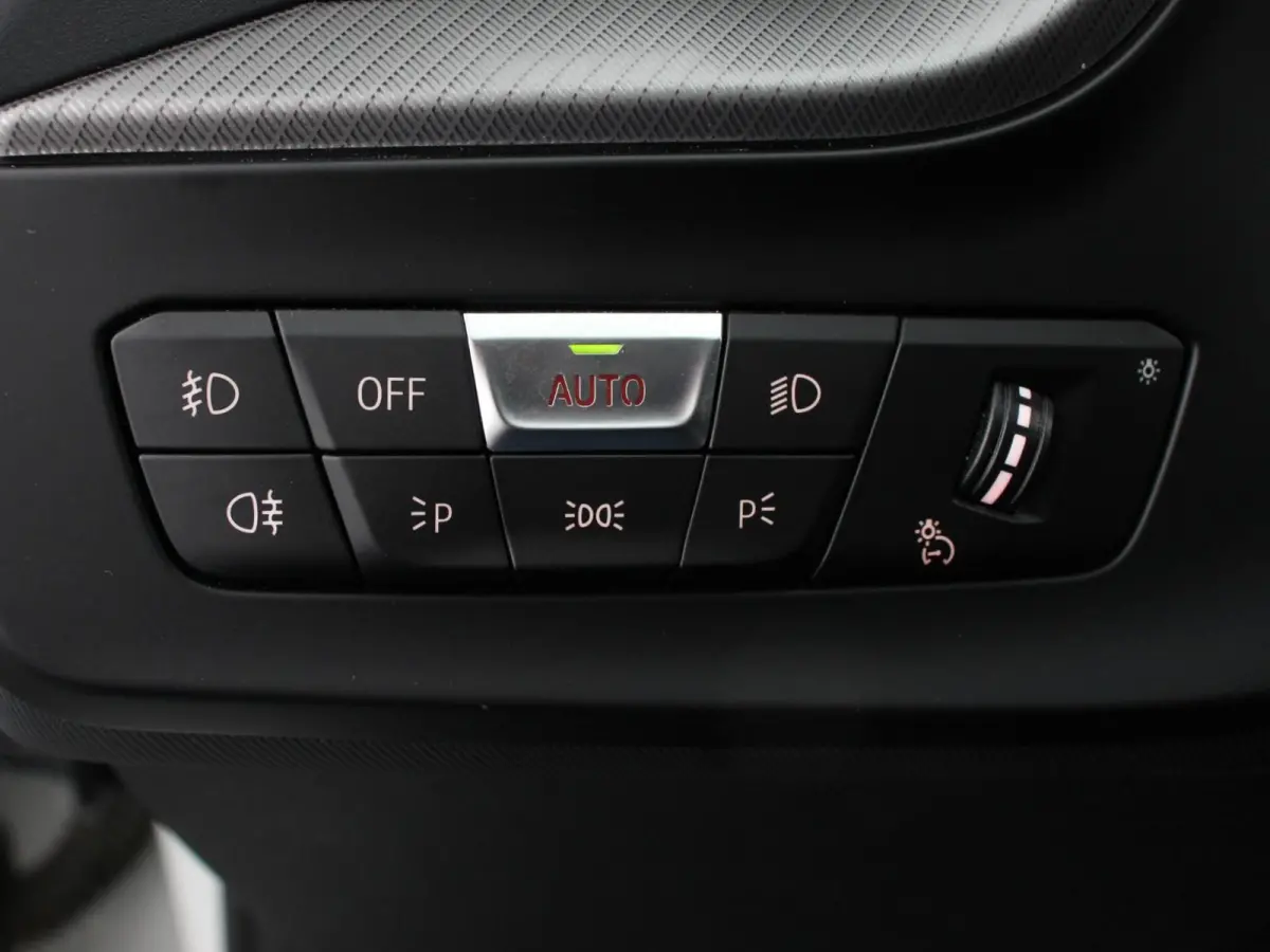 118i M-Sport Automaat Digitale Cockpit  Climate control  Stoel verwarming  LED  Sfeer verlichting  Lichtmetalen velgen  Navigatie  Apple carplay/ Android auto  Parkeersensoren