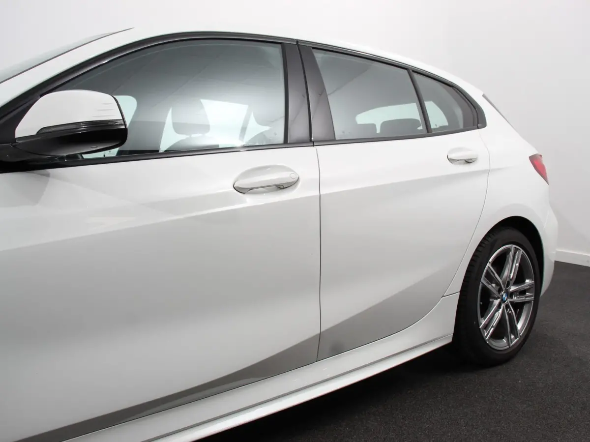 118i M-Sport Automaat Digitale Cockpit  Climate control  Stoel verwarming  LED  Sfeer verlichting  Lichtmetalen velgen  Navigatie  Apple carplay/ Android auto  Parkeersensoren